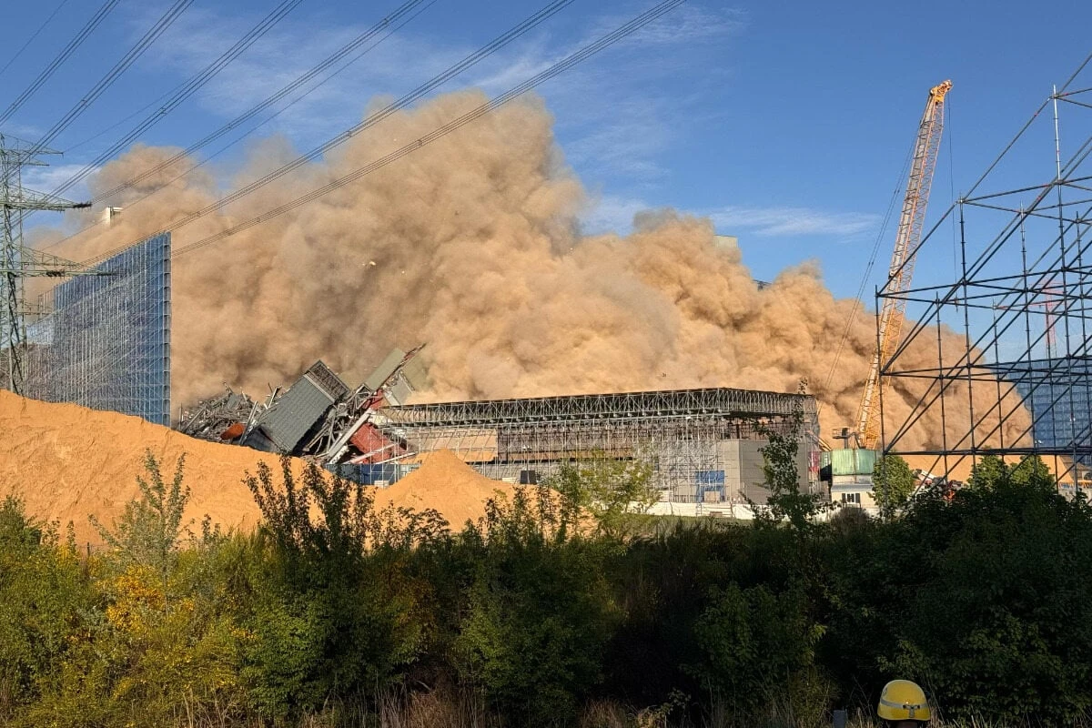 Nach Problemen: Zweites Kesselhaus des ehemaligen Kohlekraftwerks Moorburg gesprengt
