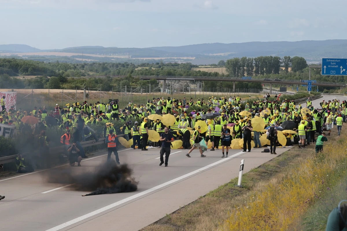 Erste AfD-Blockaden auf A71 von Demonstranten selbst beendet