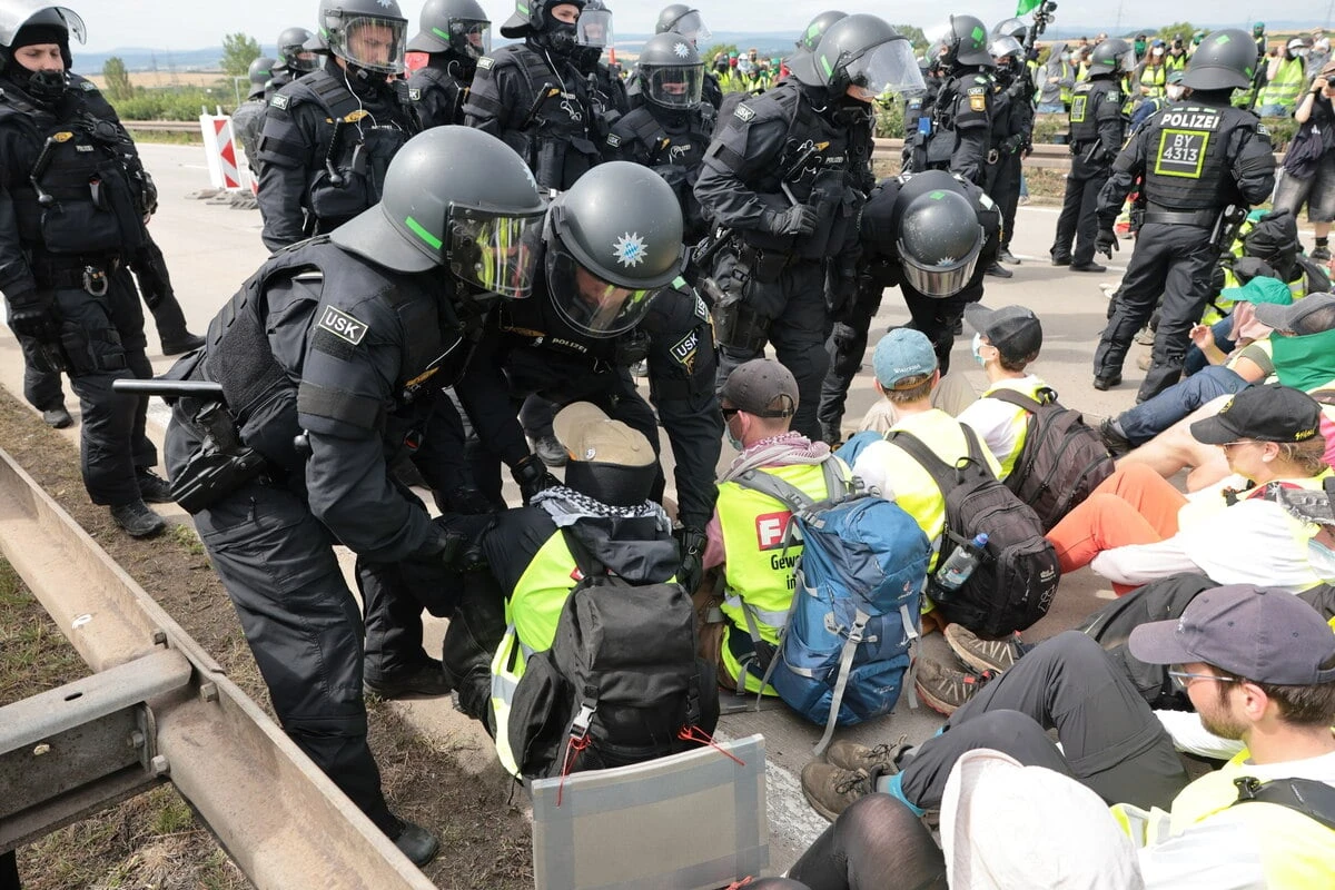 AfD-Parteitag endet: Kleinere Versammlungen am Sonntag, Polizei im Einsatz