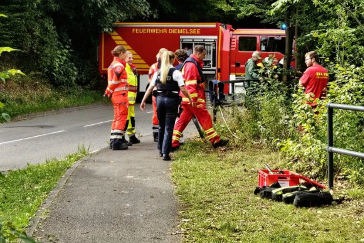Auto kracht durch Zaun und stürzt in See: Taucher finden Fahrer (†23) in fünf Meter Tiefe