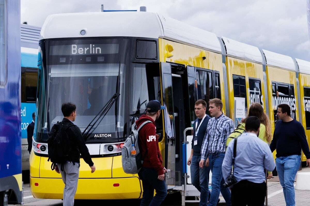 Lkw kappt Tram-Leitung in Mahlsdorf - Polizei regelt den Verkehr