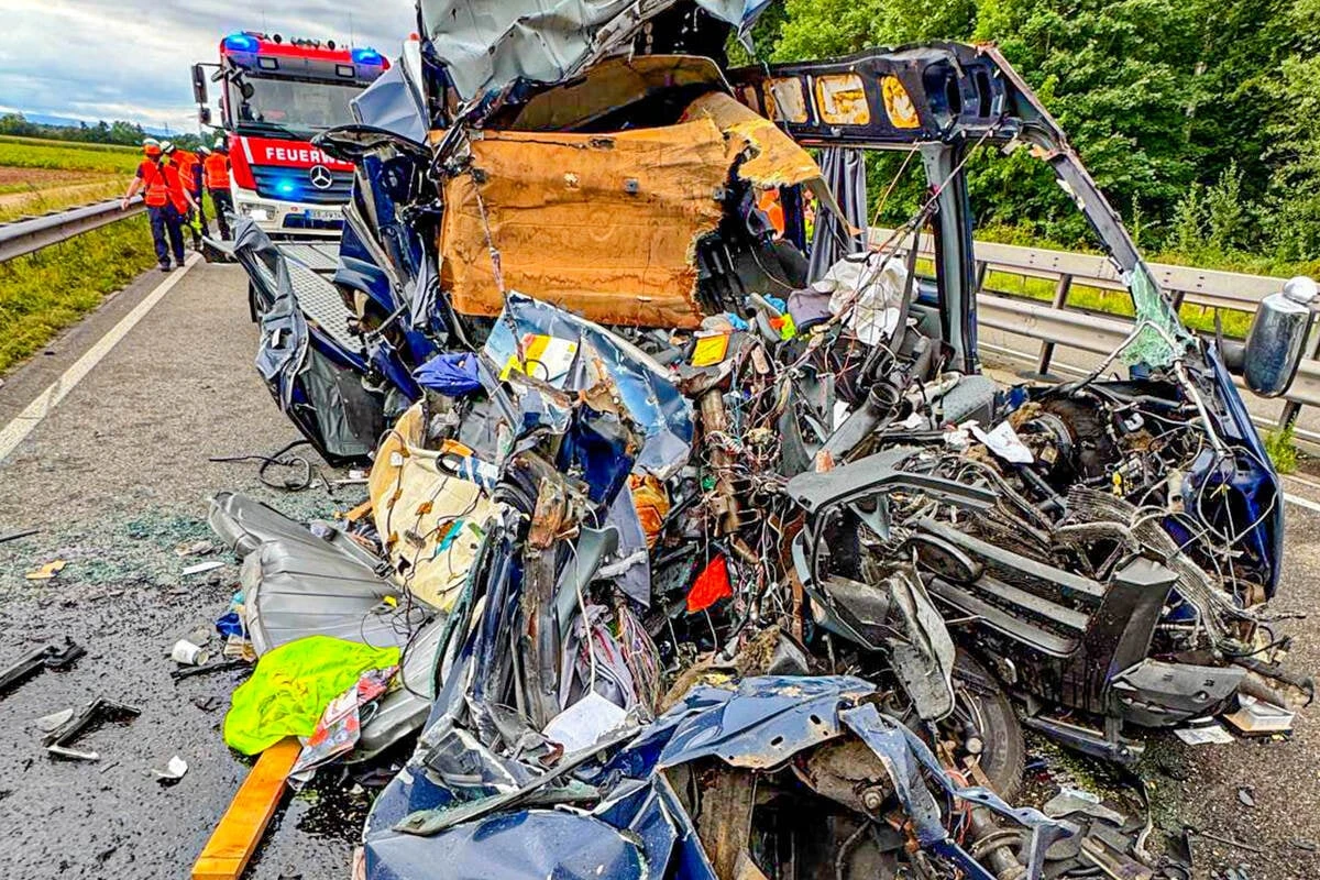 Transporter kracht auf A65 mit voller Wucht in Stauende: Fahrer (†44) sofort tot