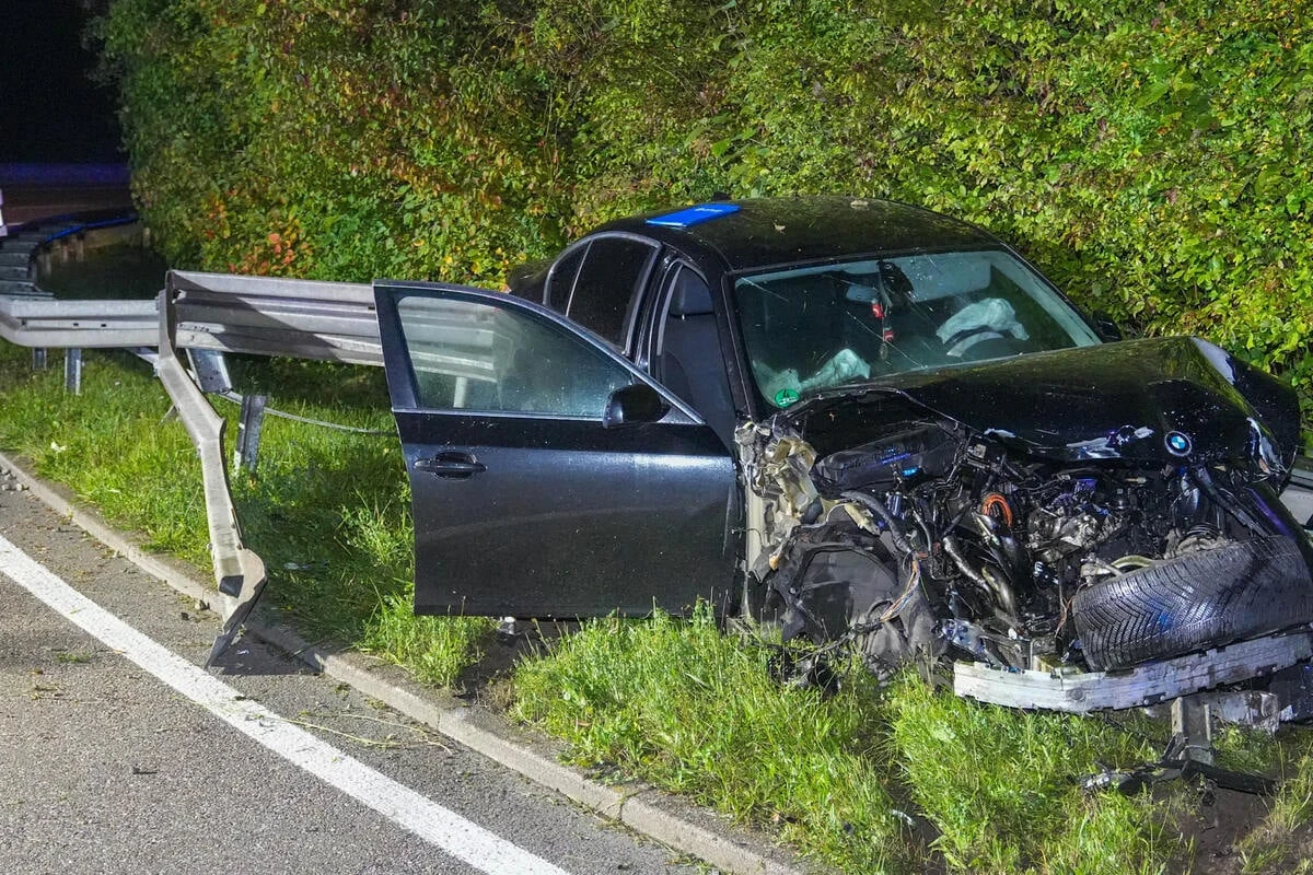 Heftiger Unfall! BMW rast auf A6 in Verkehrsschild und durchbricht Leitplanken
