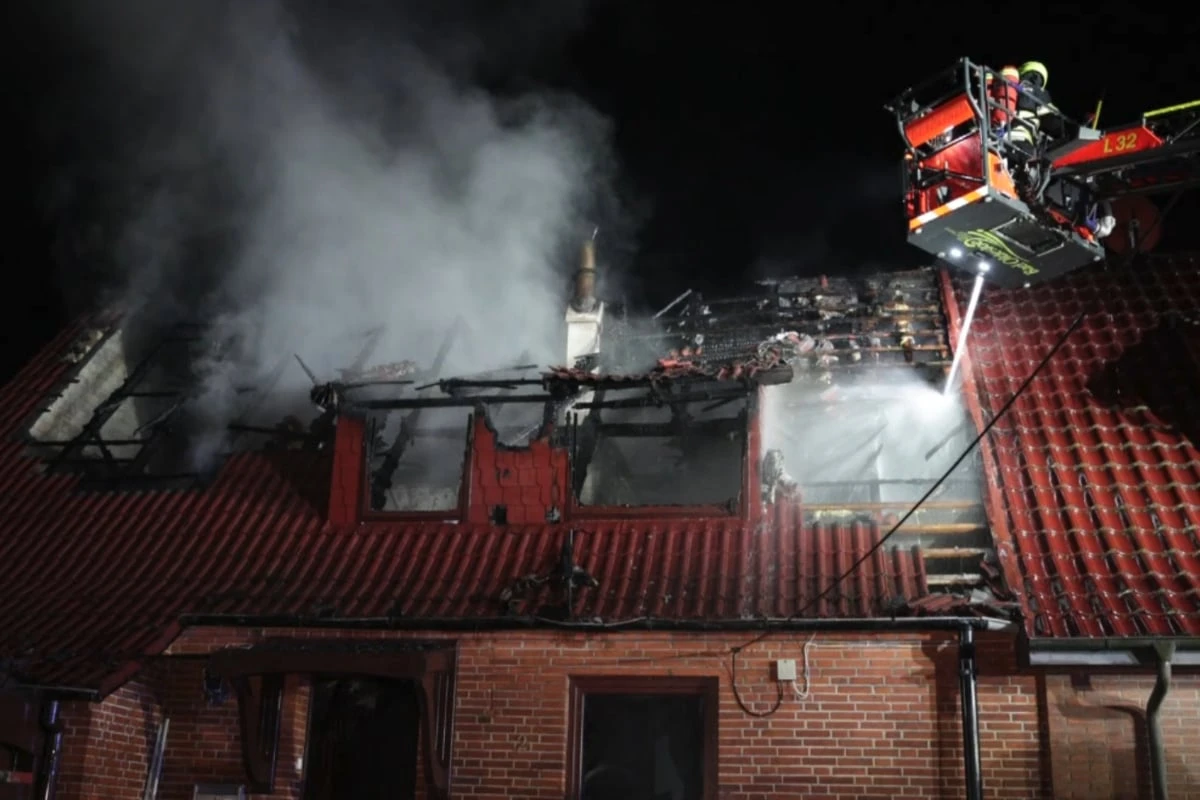 Feuer zerstört Haus im Norden: Kripo ermittelt