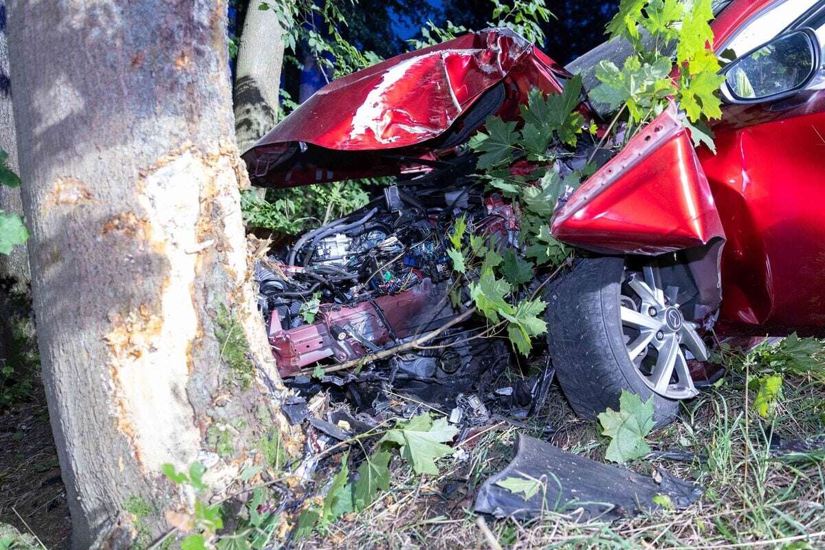 Unfall in Freiberg: Mazda kracht frontal gegen Baum