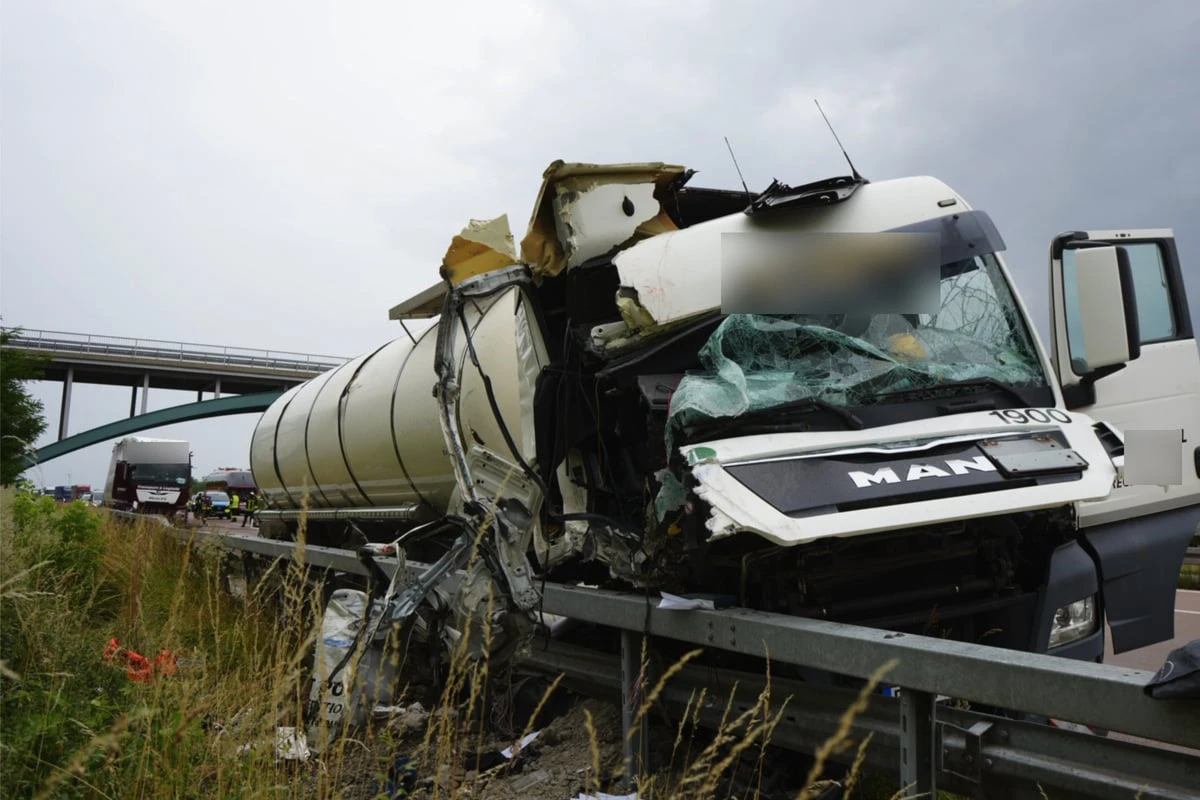 Schwerer Unfall auf der A9: Starke Schäden nach LKW-Crash