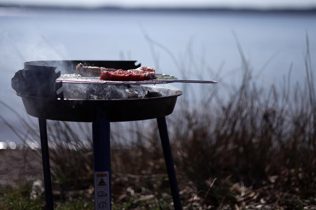 Brennend in Kanal gesprungen: Junge beim Grillen von Stichflamme getroffen