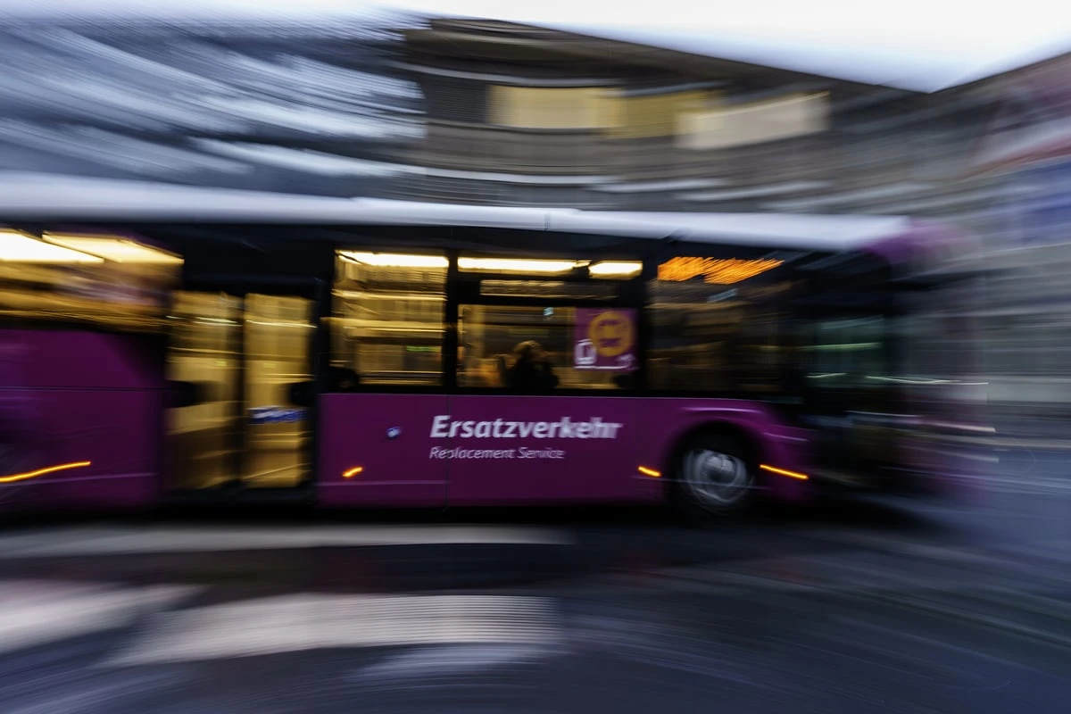 Streckensperrung zwischen Hamburg und Berlin: Eigene Busflotte in Produktion