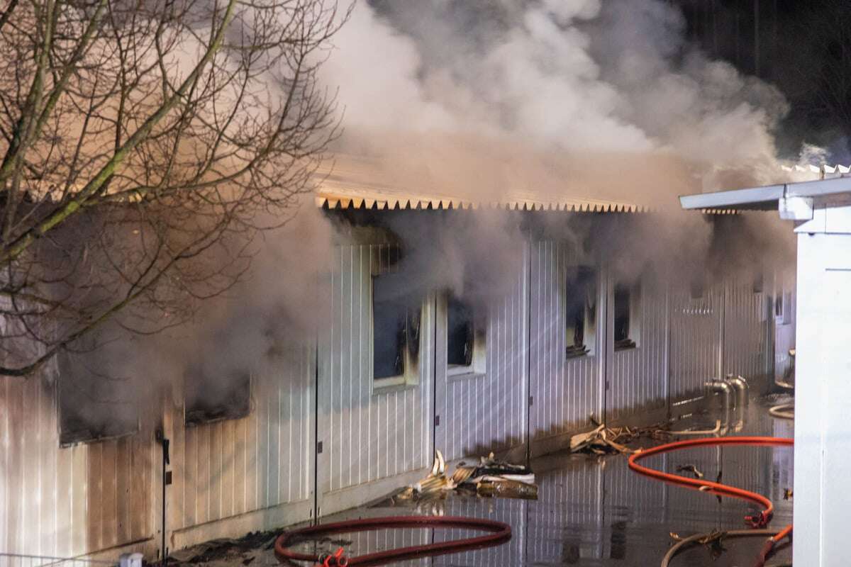 Brand in Asylheim im Erzgebirge: Feuerwehr und Rettungsdienst im Großeinsatz