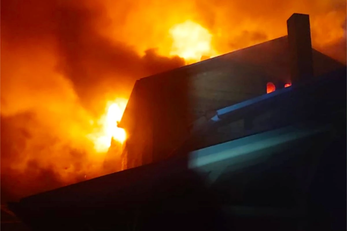 Feuer gelegt fürs schnelle Geld: Verdächtiges Fotografen-Duo kassierte Tausende Euro