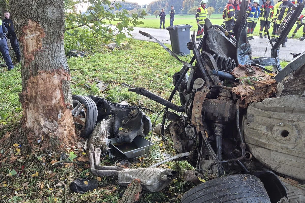 Schwerer Unfall in Bayern: BMW wird gegen Baum geschleudert und in zwei Teile zerrissen