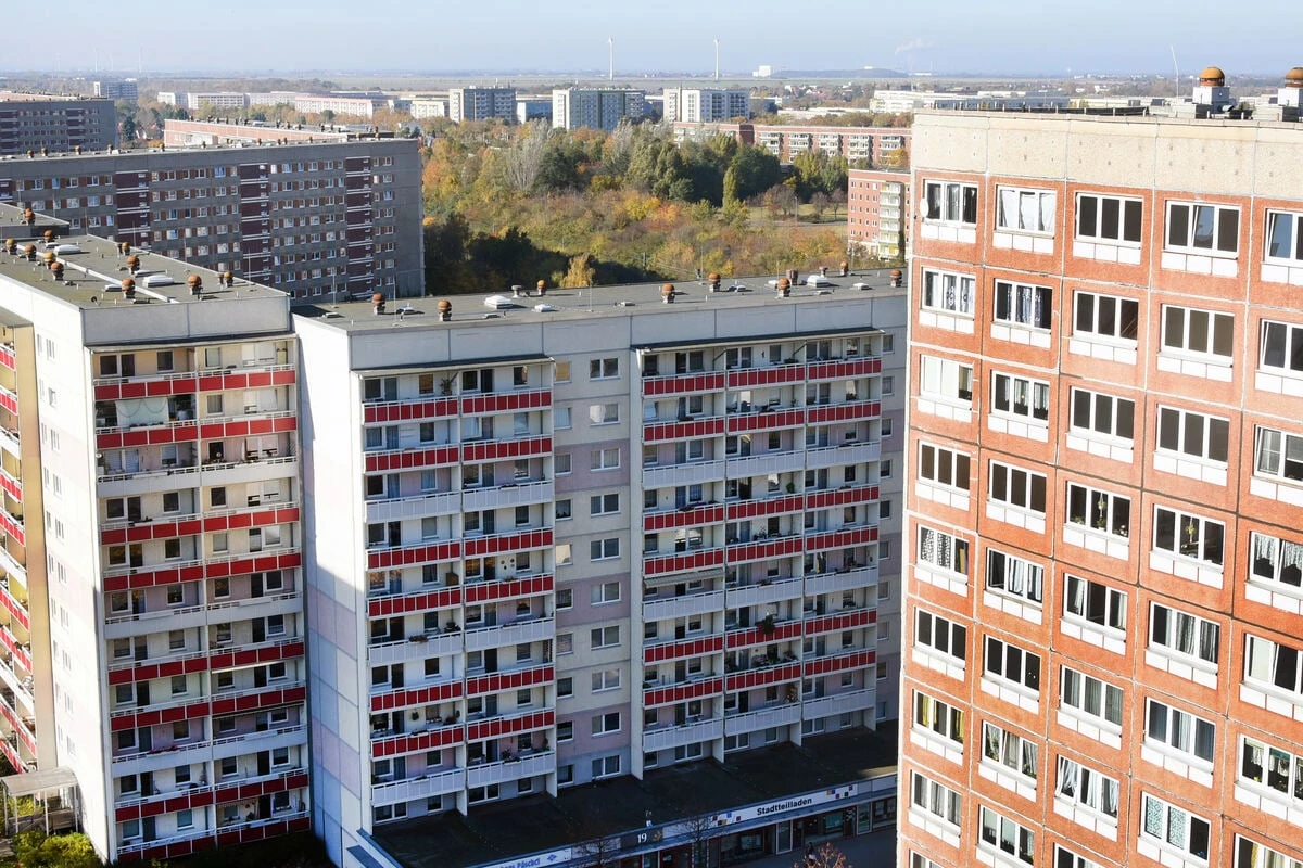 Räuber prügelt in Grünau auf Jugendlichen ein, weil er seine Klamotten will