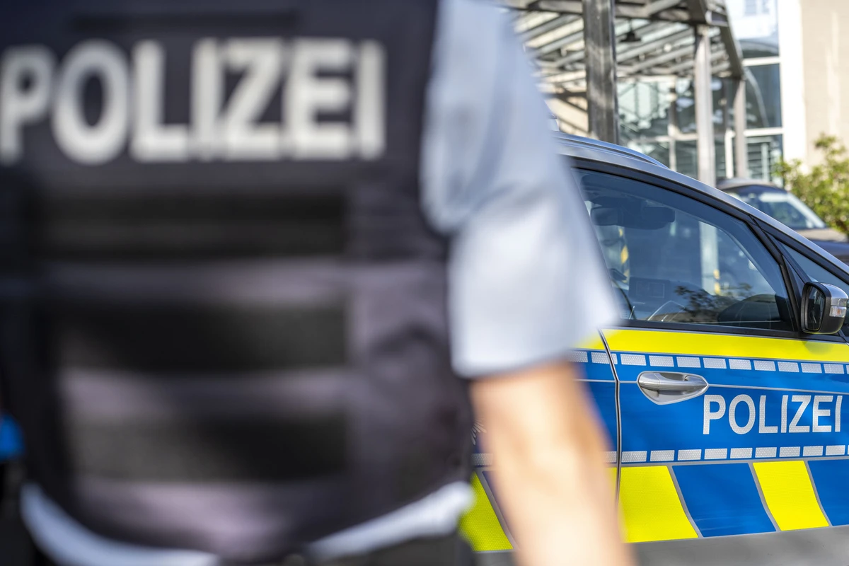 Mann schlägt auf eigenes Auto ein: Seine Erklärung überrascht