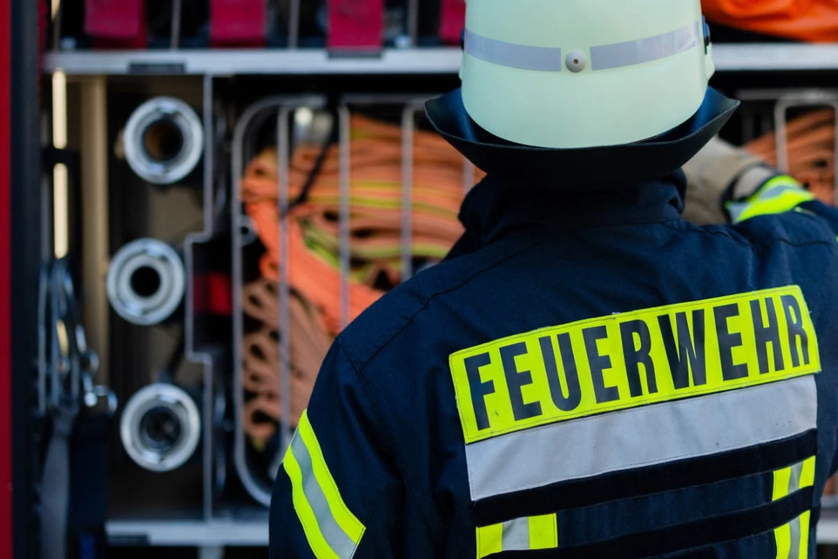 Flammen mit schrecklichen Folgen: Frau verletzt, ihr Hund hat keine Chance