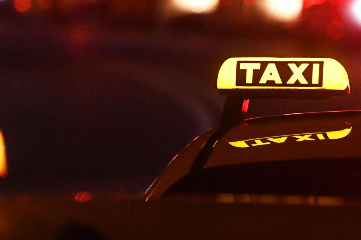 Mann attackiert Taxifahrer und sorgt für Unfall: In Zelle rastet er dann richtig aus!