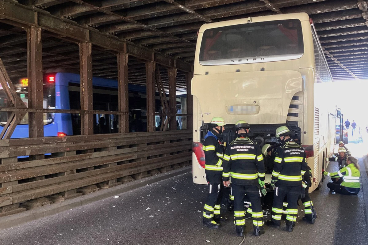 Bus bleibt in Unterführung stecken: Mit diesem Kniff gelingt die Rettung