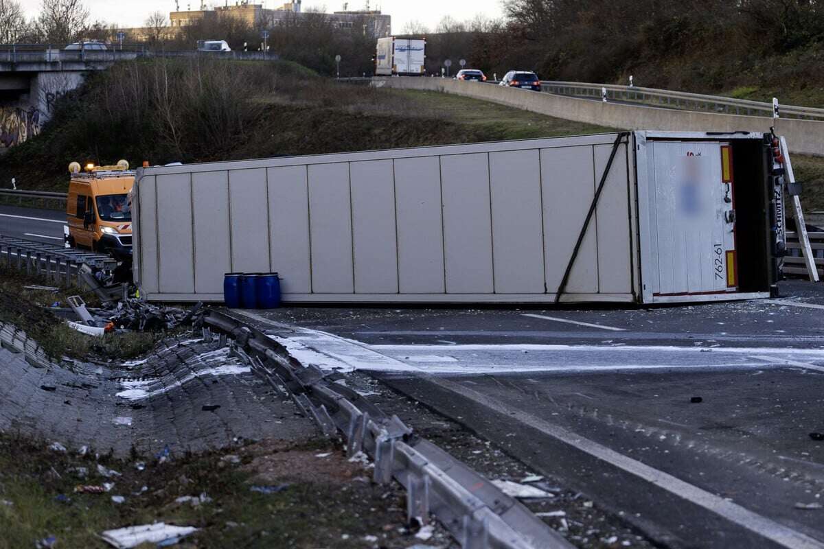 Lastwagen kracht in A5-Leitplanke und kippt um: Fahrer stirbt an der Unfallstelle