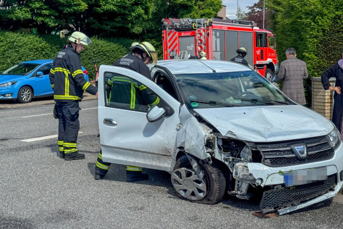 Frau kracht mit Dacia gegen Mauer, Wagen überschlägt sich