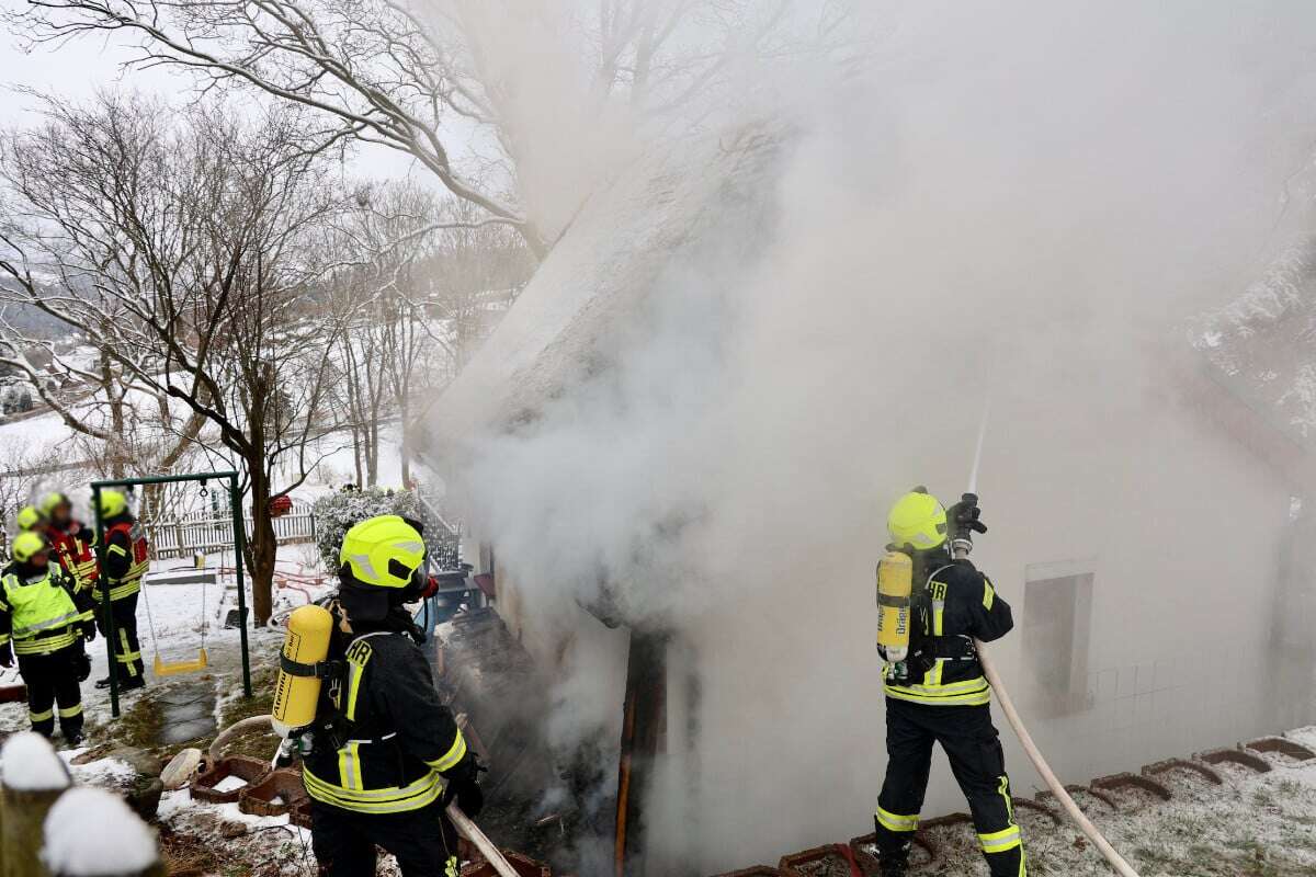 Feuerwehreinsatz im Erzgebirge: Brand an Gartenhaus