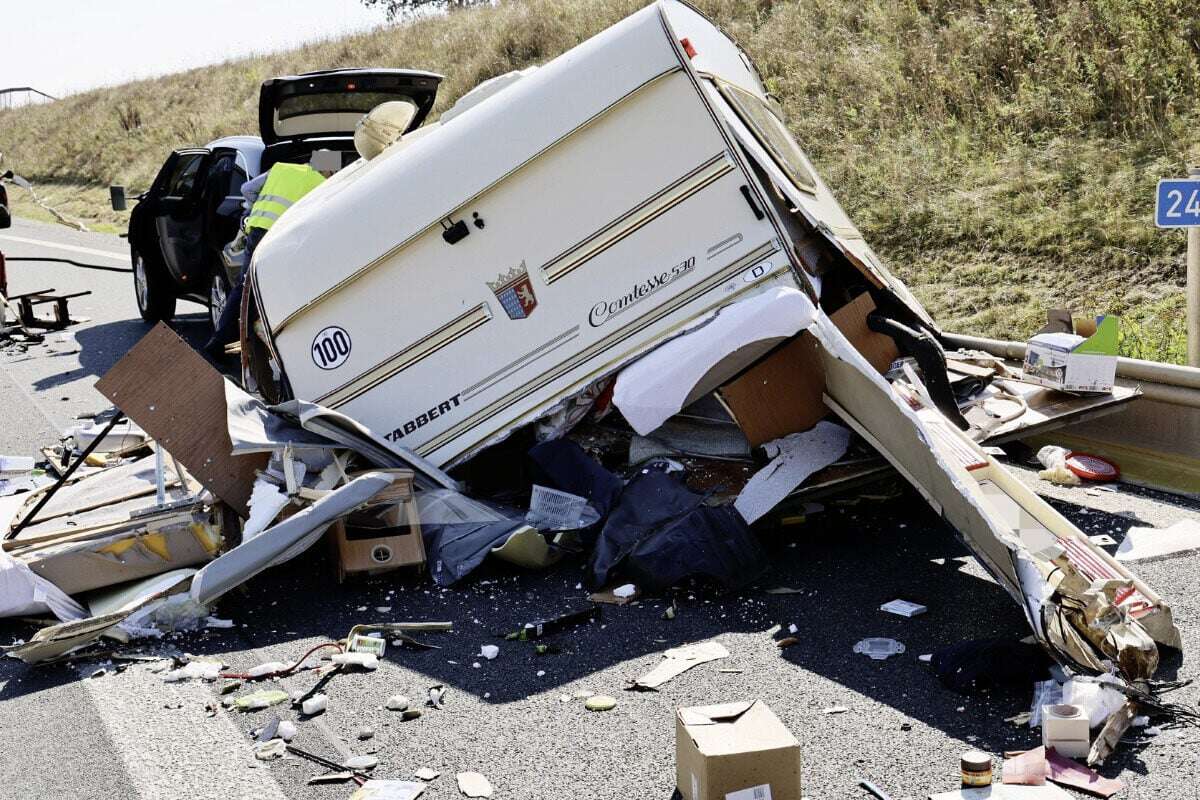 Trümmerfeld auf der A3: Wohnwagen bei Crash komplett zerstört