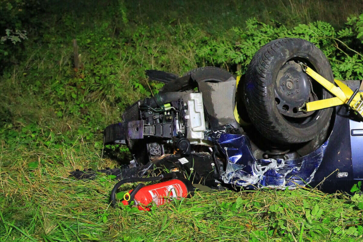 Auto kollidiert mit Brücken-Geländer und überschlägt sich: Junge Fahrerin schwer verletzt!