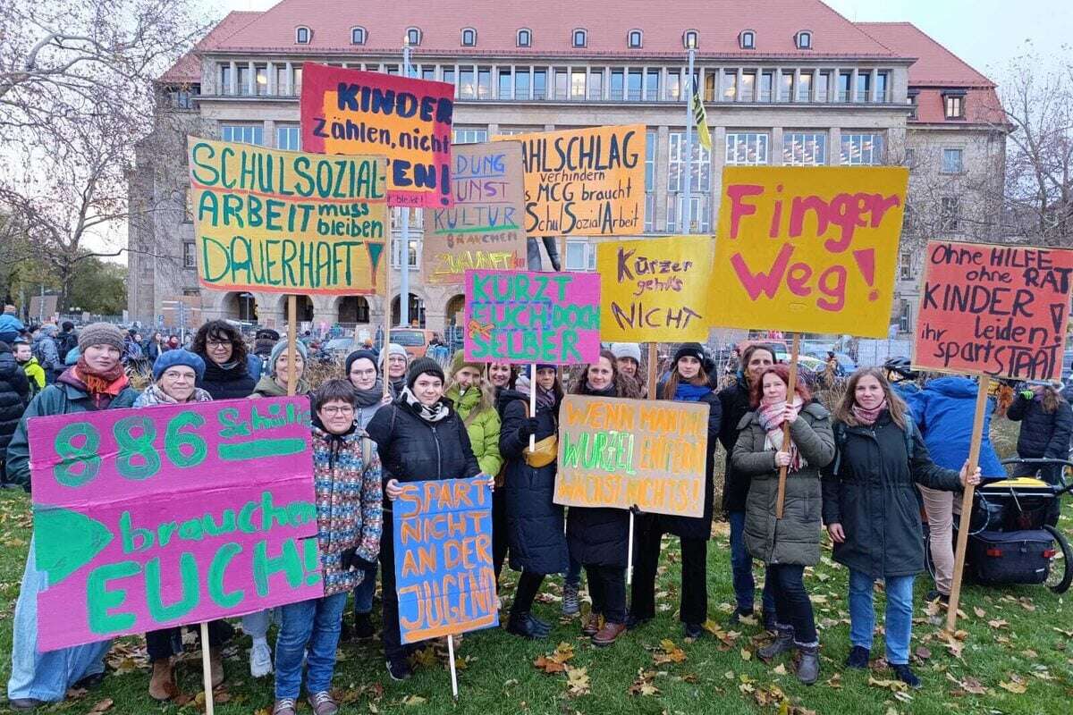 Großdemo vorm Rathaus: Hunderte wehren sich gegen geplante Bildungs-Kürzungen!