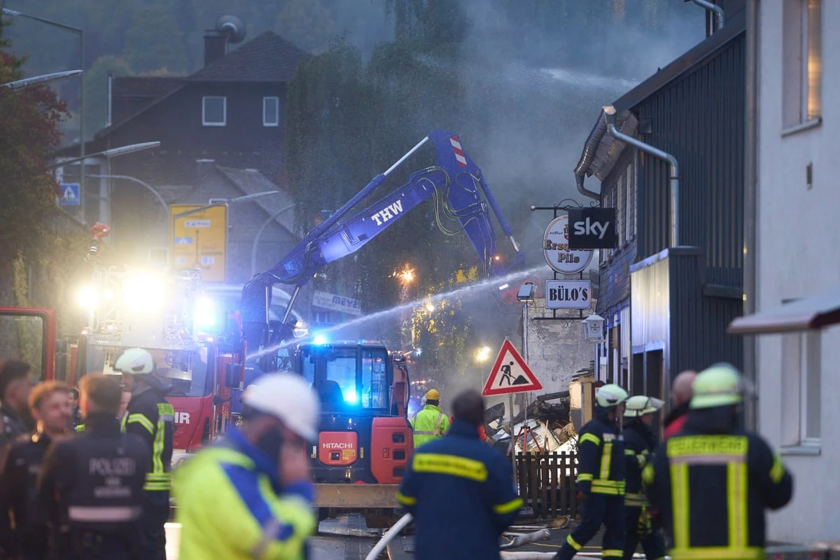 Heftige Explosion: Haus komplett zerstört, acht Verletzte