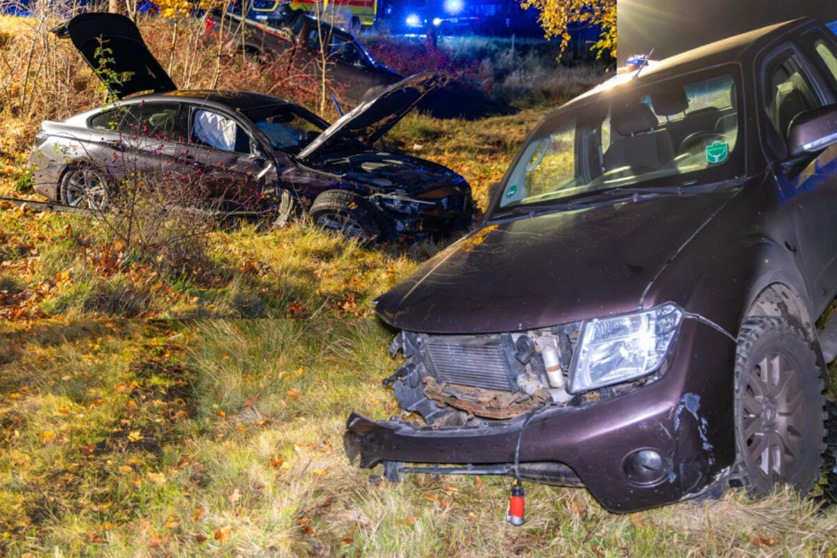 Frontal-Crash im Erzgebirge: Nissan und BMW krachen zusammen und landen im Straßengraben