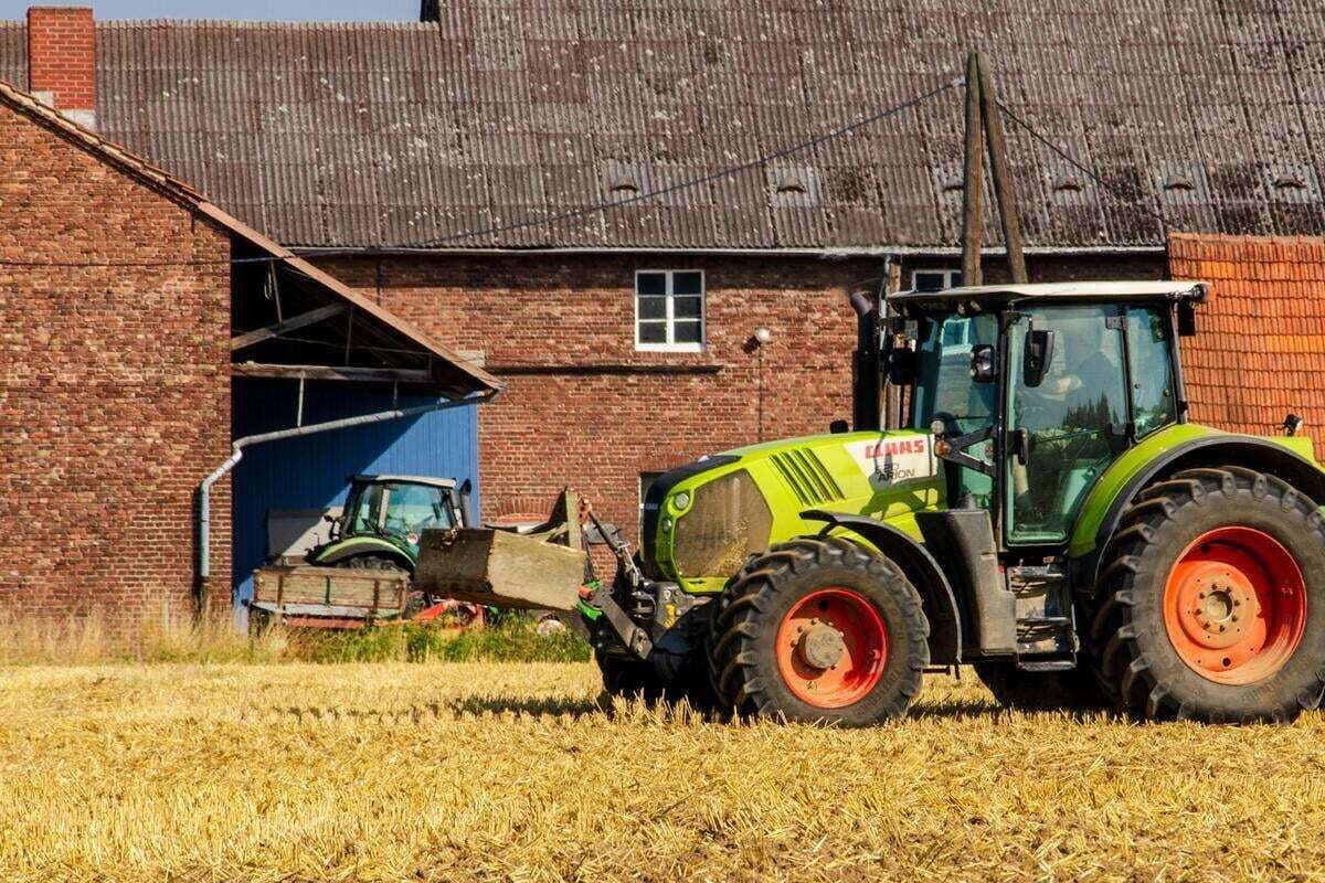 Vom eigenen Traktor überrollt: Fataler Fehler wird Senior (†83) zum Verhängnis!