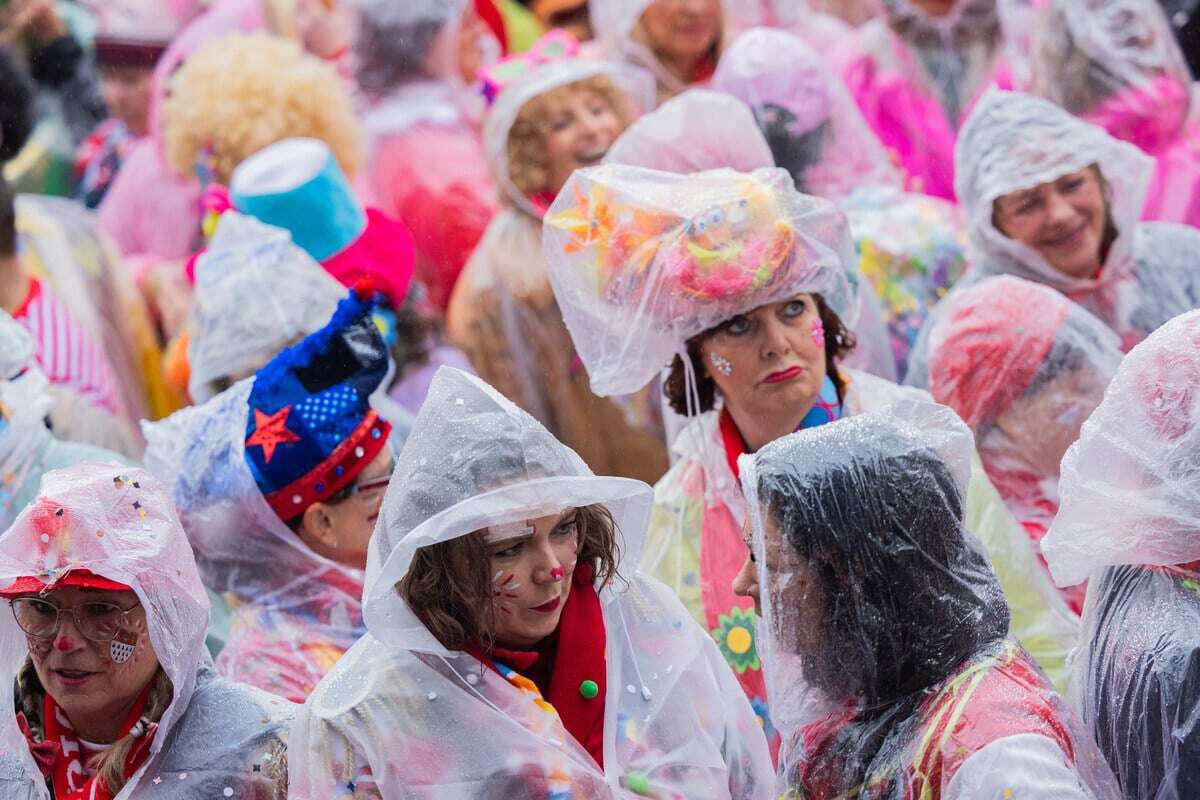 Karnevals-Auftakt in Köln: Party am Heumarkt läuft, Regen lässt nach