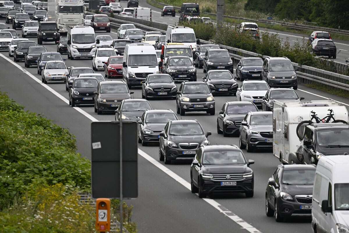 Heftiger Crash auf der A10: Autofahrer sollen Gebiet weiträumig umfahren!