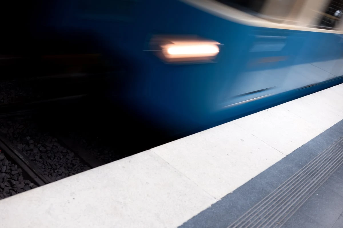 Schockierende Szenen in München: Betrunkener stürzt ins Gleis und wird von U-Bahn erfasst
