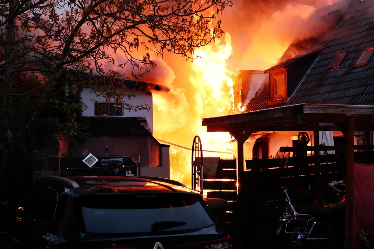 Flammeninferno in Aschaffenburg: Feuer greift von Scheune auf Wohnhaus über