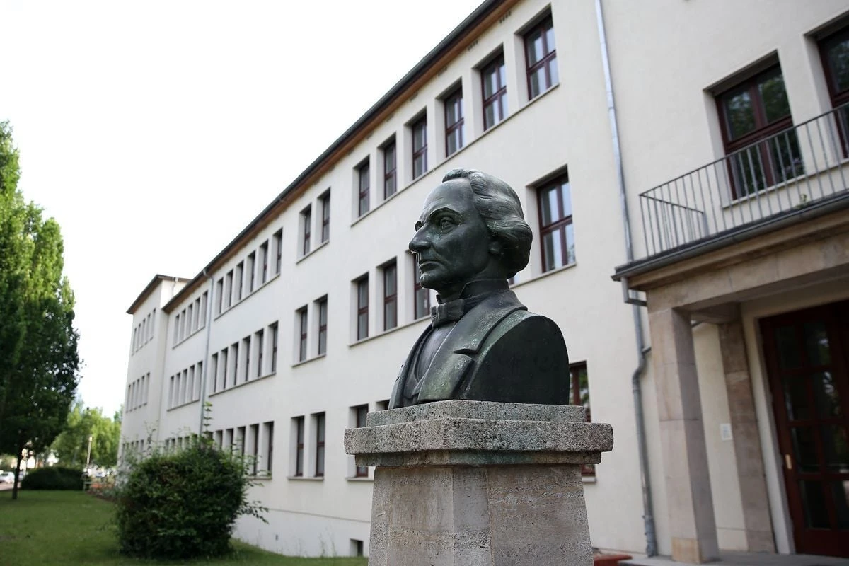Parkplätze an kommunalen Schulen werden kostenpflichtig: Stadt Magdeburg erntet Kritik