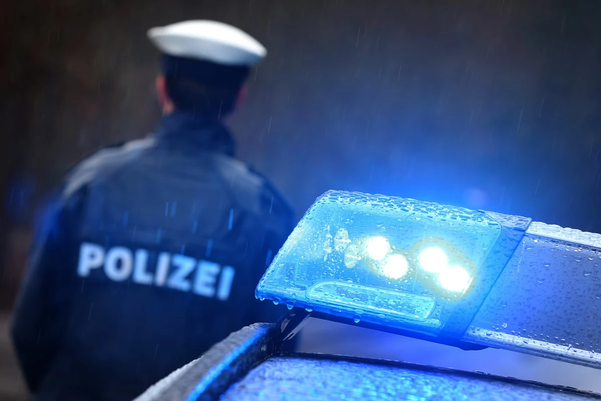 Bruchlandung mitten auf der B17! Autofahrer reagieren umsichtig