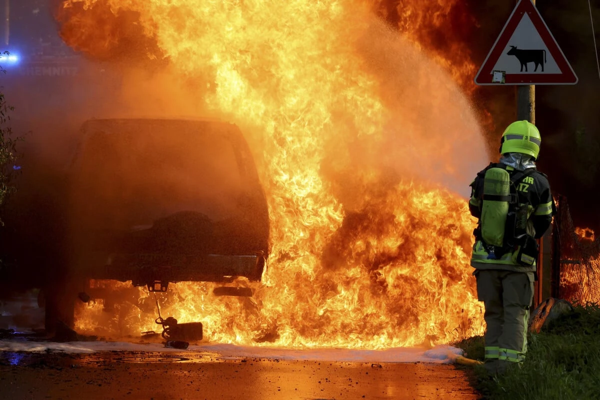 Feuerwehreinsatz in Chemnitz: Auto geht in Flammen auf