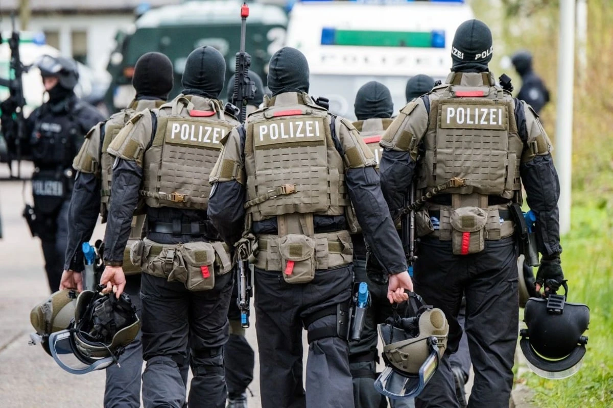 23-Jähriger geht mit Schere auf eigenen Vater los: Spezialeinheit muss eingreifen!