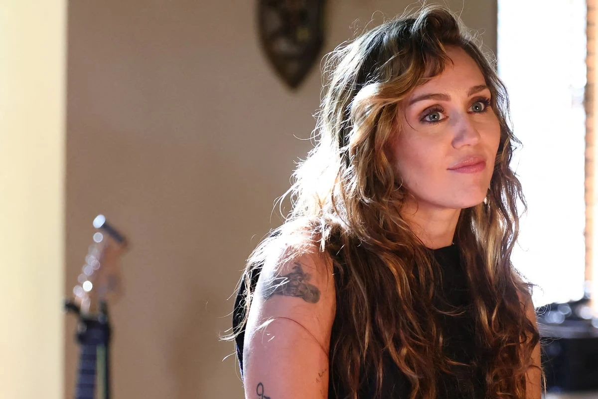 Das denkt Miley Cyrus wirklich über die neue Beziehung ihres Vaters zu Liz Hurley