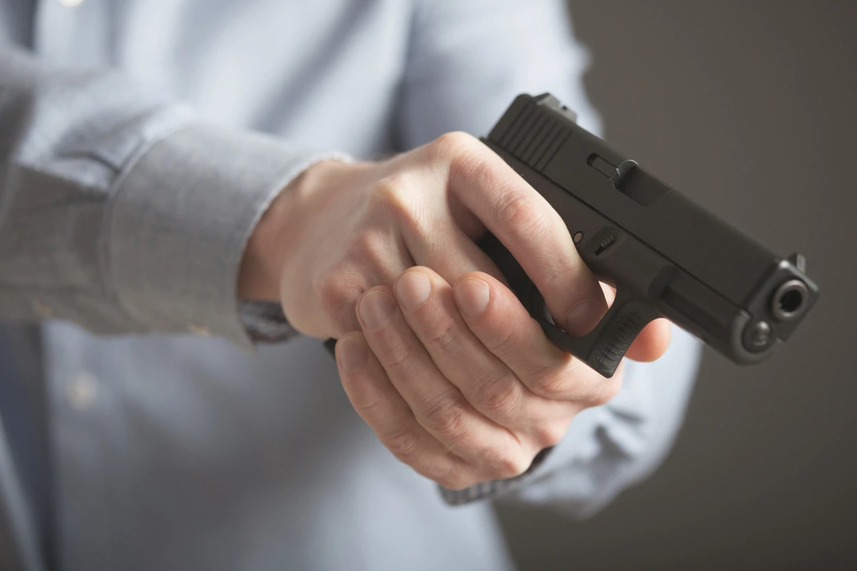 Achtung, Überfall: Mann raubt mit Waffe Tankstelle aus