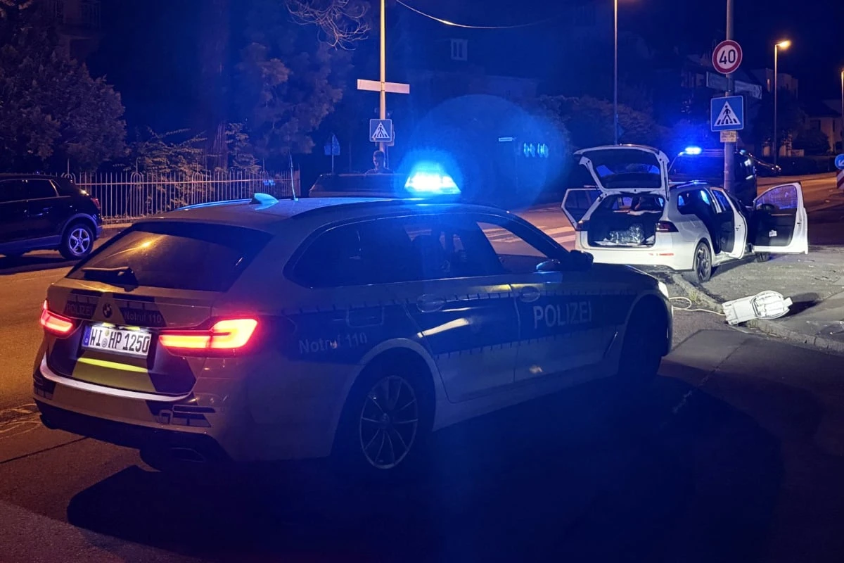 Polizeikontrolle? Mann tritt aufs Gas! Fahrt endet erst an einem Laternenmast