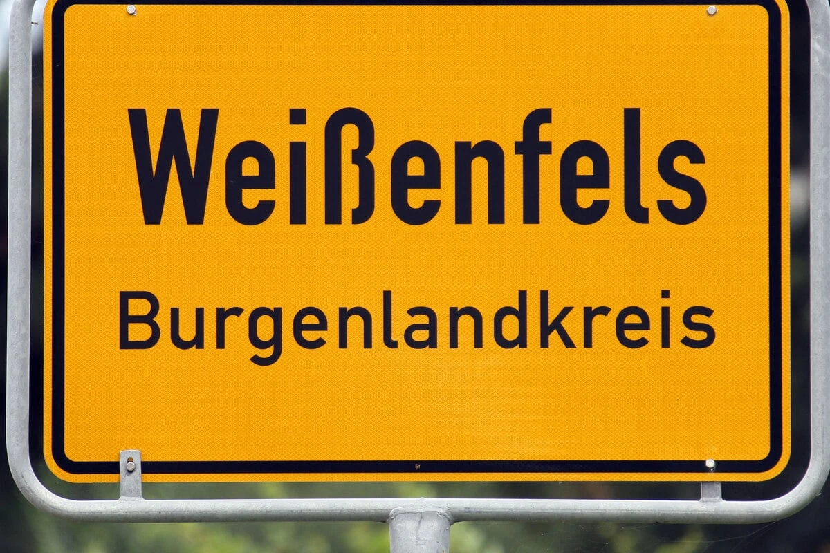 Mann beleidigt Kinder fremdenfeindlich - und droht mit Bierflasche!