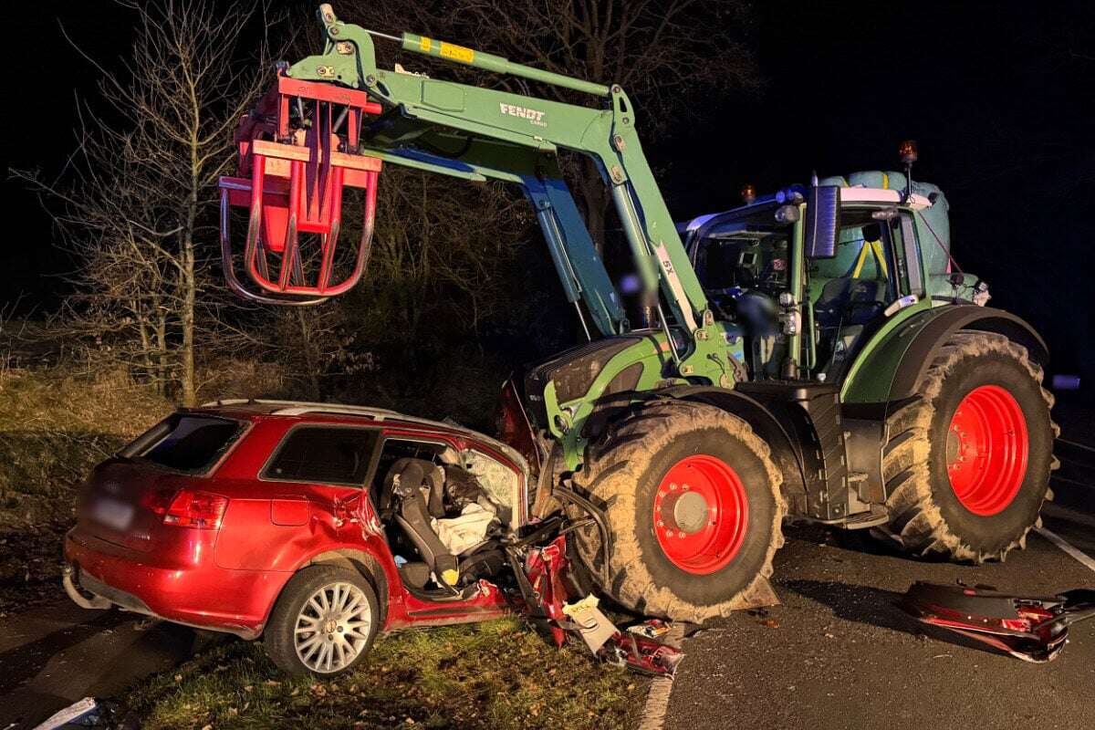 Ein Toter und zwei Schwerverletzte! Auto kracht frontal in Traktor