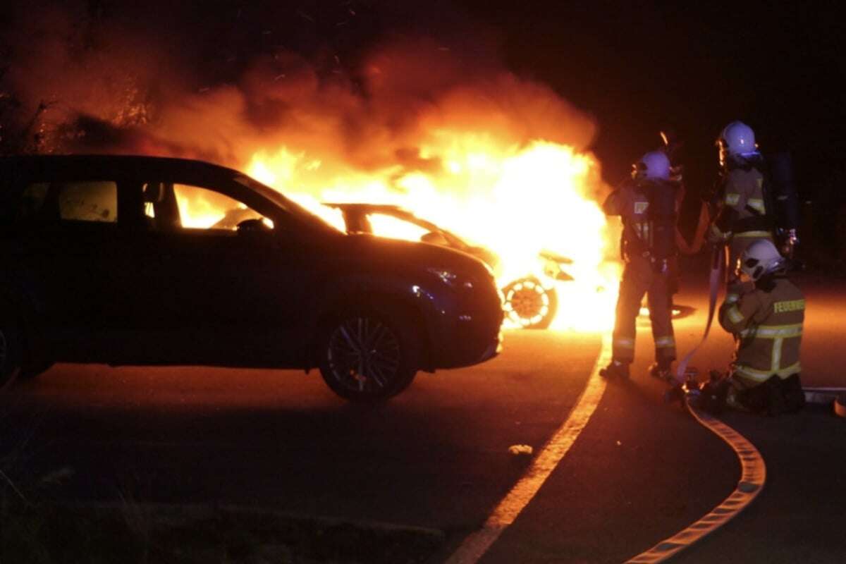 Feuerwehr konnte nichts mehr tun: Audi fackelt auf Pendler-Parkplatz ab