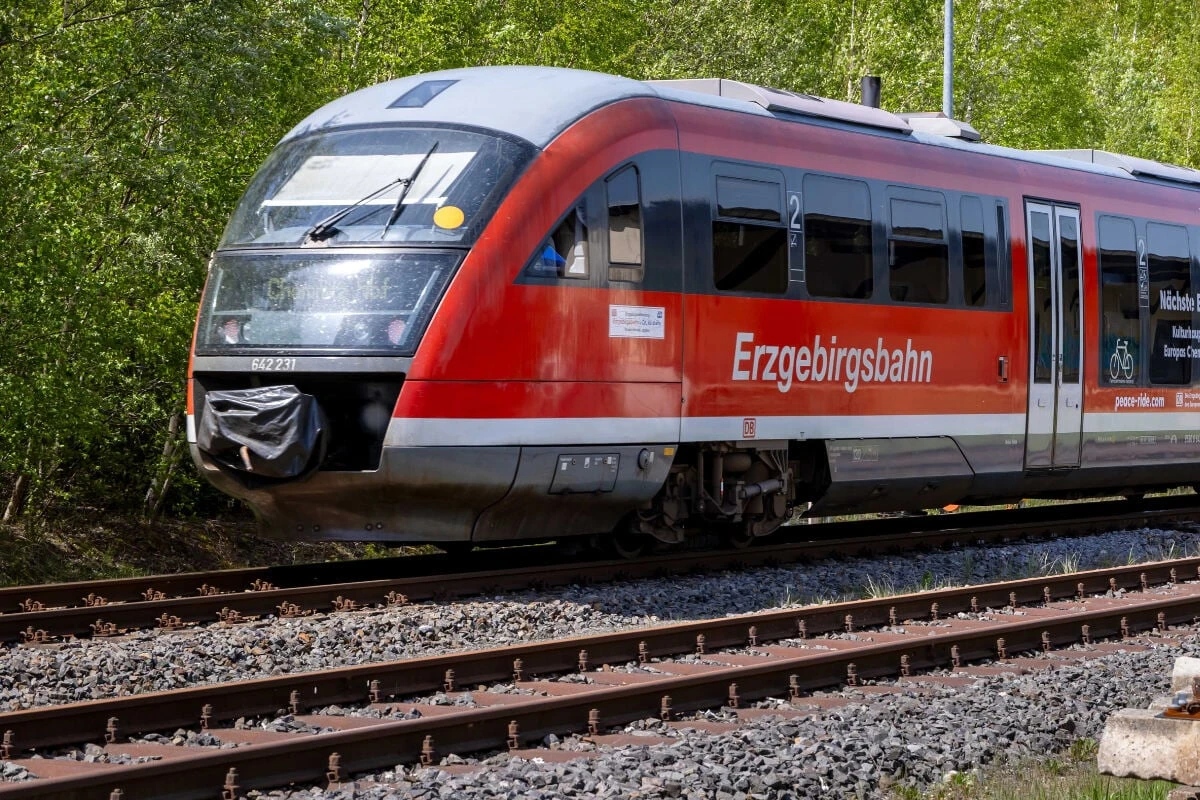Zug der Erzgebirgsbahn beschossen: Polizei sucht Zeugen