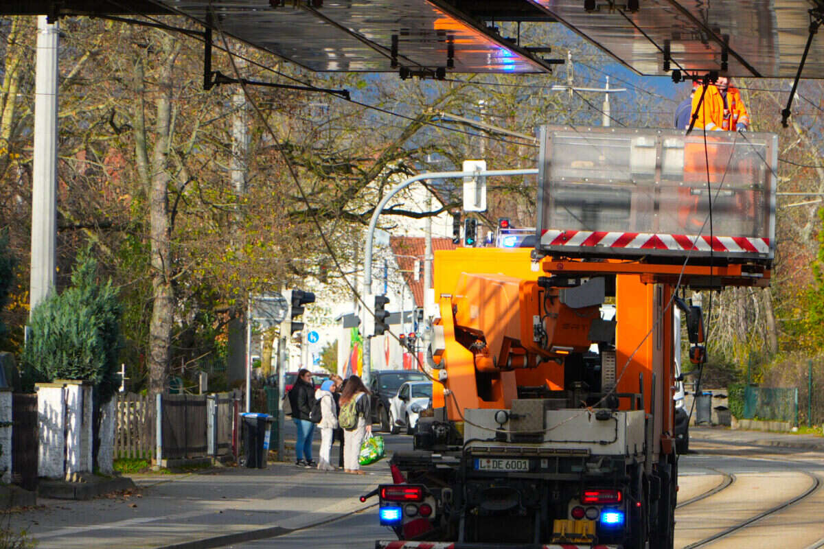 Lkw reißt Oberleitung ab: Hauptstraße gesperrt, Trams betroffen