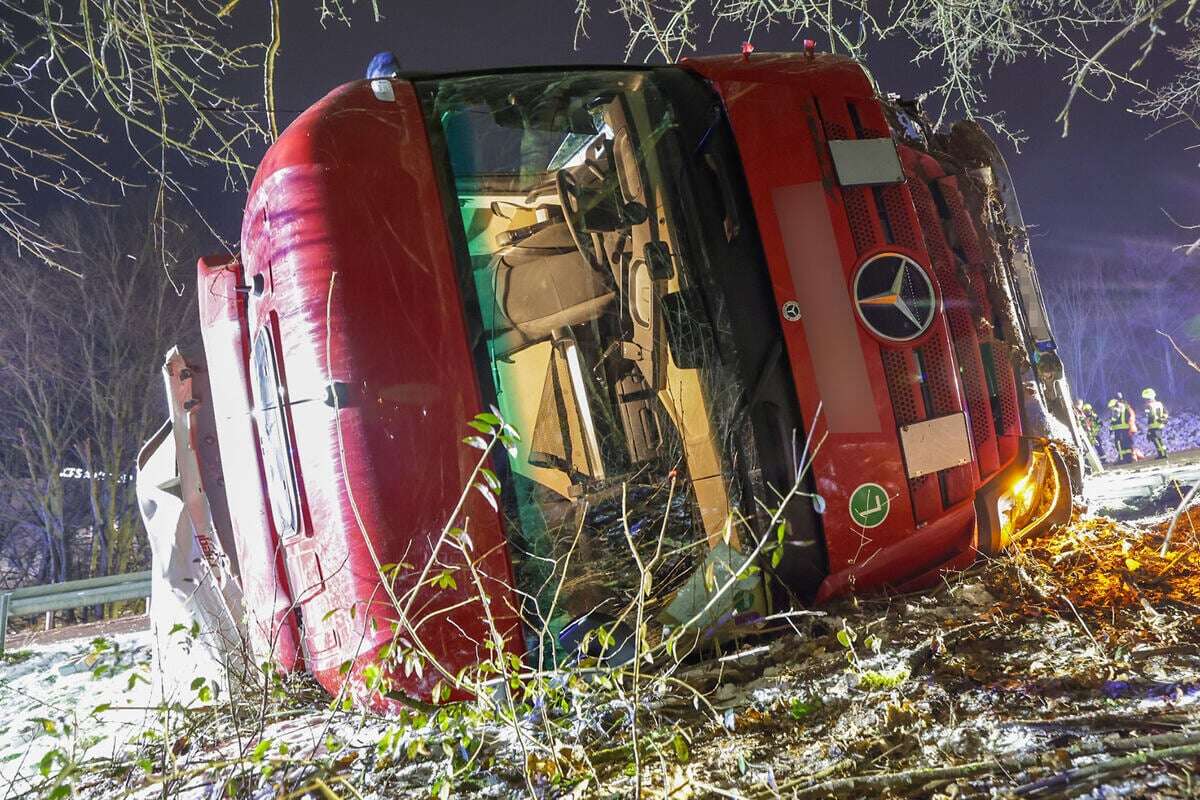 Brummi kippt um - Fahrer verletzt, Bergung aufwendig