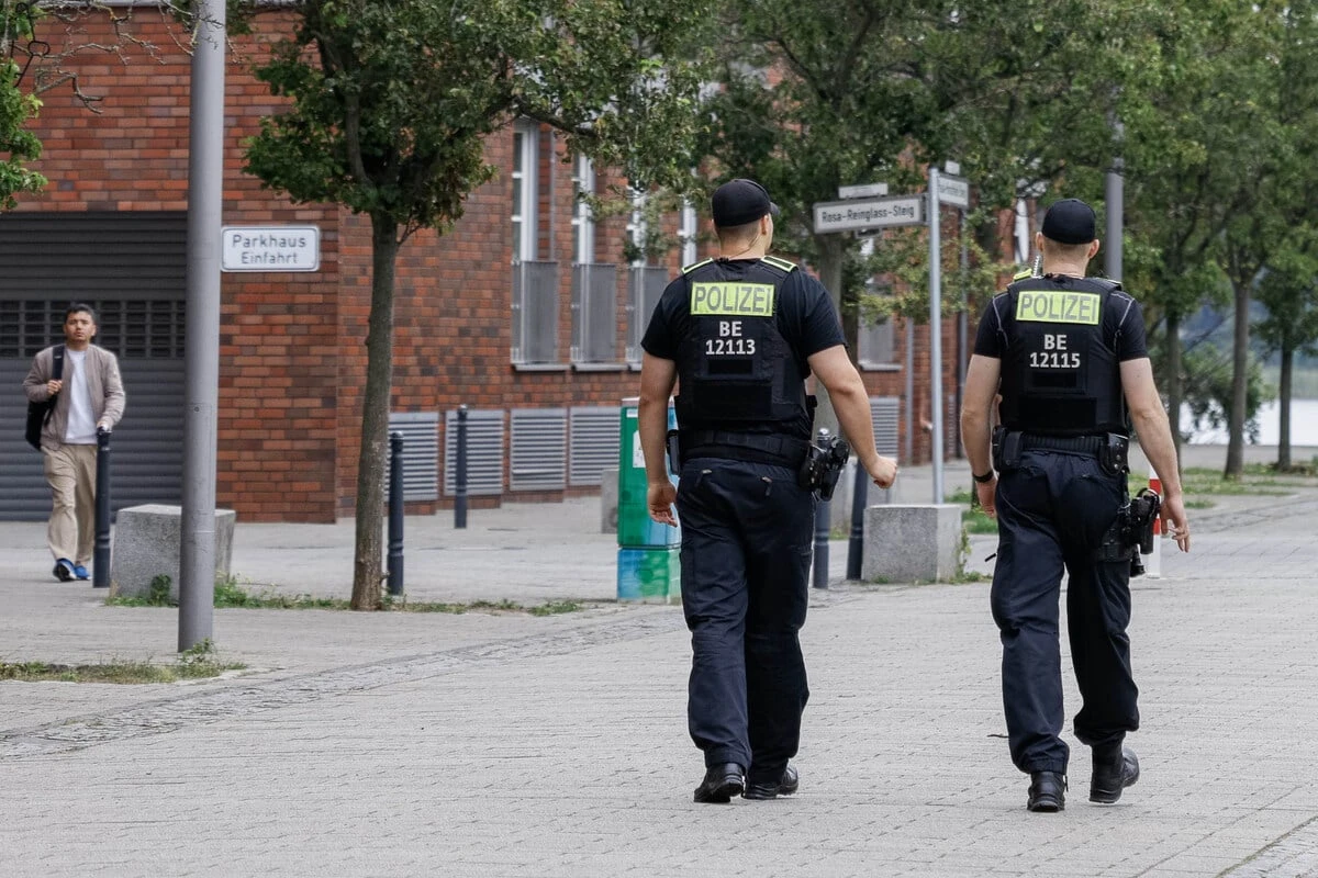 Suff-Randalierer wird ohnmächtig, muss reanimiert werden und tritt dann Polizistin in den Unterleib