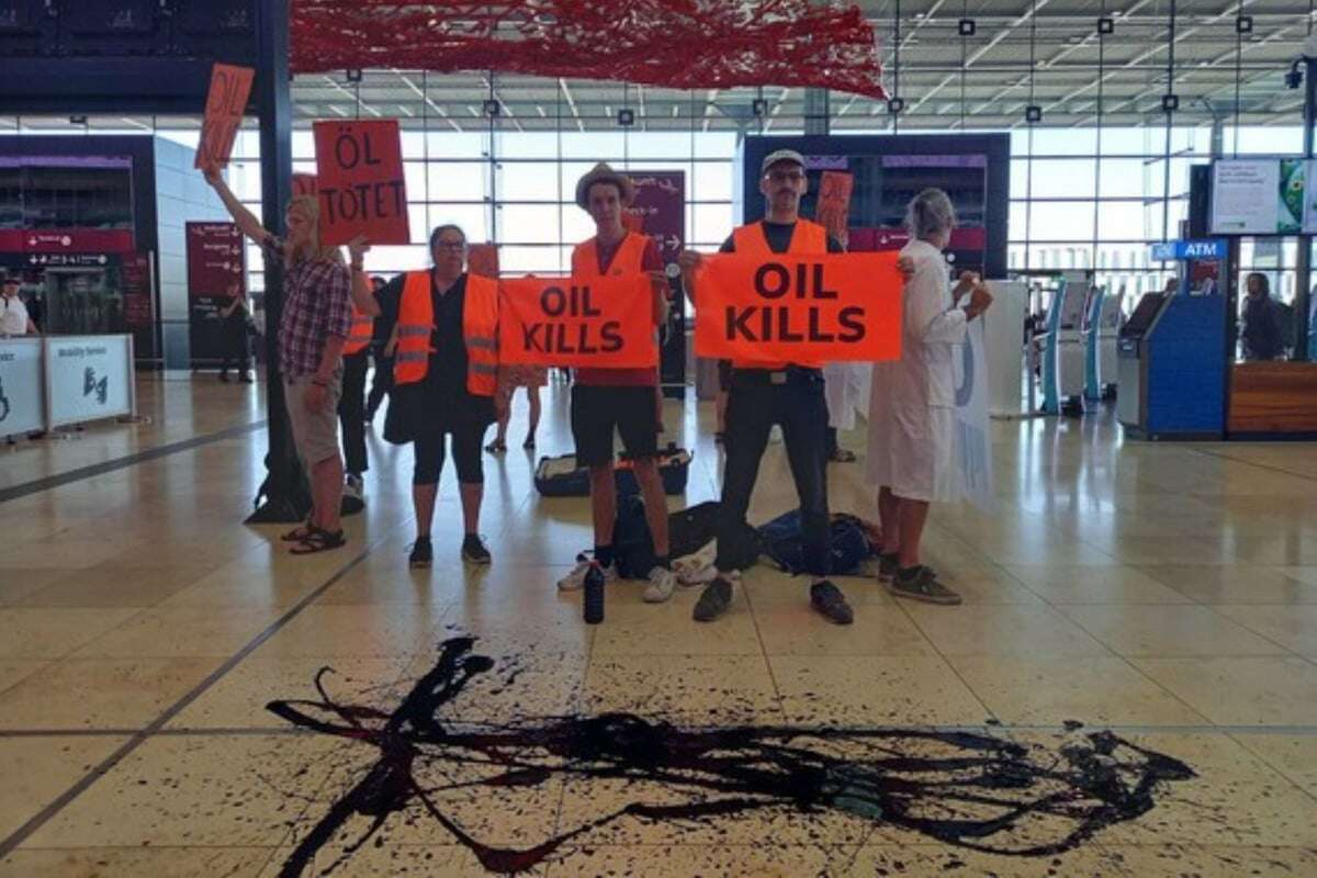 Letzte Generation: Klima-Rebellen besudeln Boden am Flughafen BER mit Fake-Öl