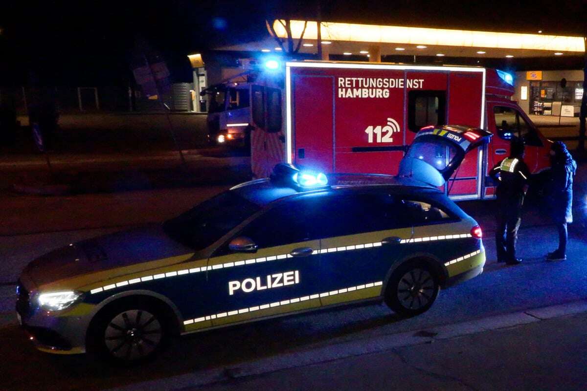 Fahrerflucht! Fußgänger von Auto erfasst und schwer verletzt