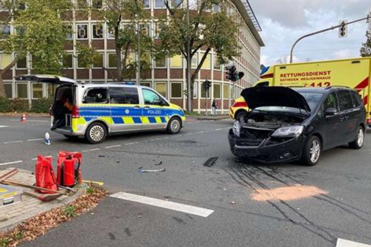 Polizeiauto brettert über Kreuzung und verursacht heftigen Unfall